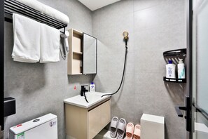 Shower, hair dryer, slippers, towels - Original Intention Start Hotel (Shanghai International Tourism Resort) (Shanghai)