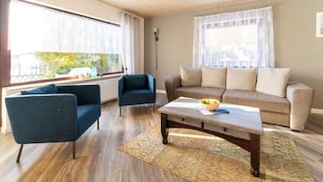 Een televisie en tafelvoetbal