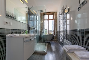 Bathroom - Hotel Les Deux Chevres Gevrey-Chambertin (Gevrey-Chambertin)