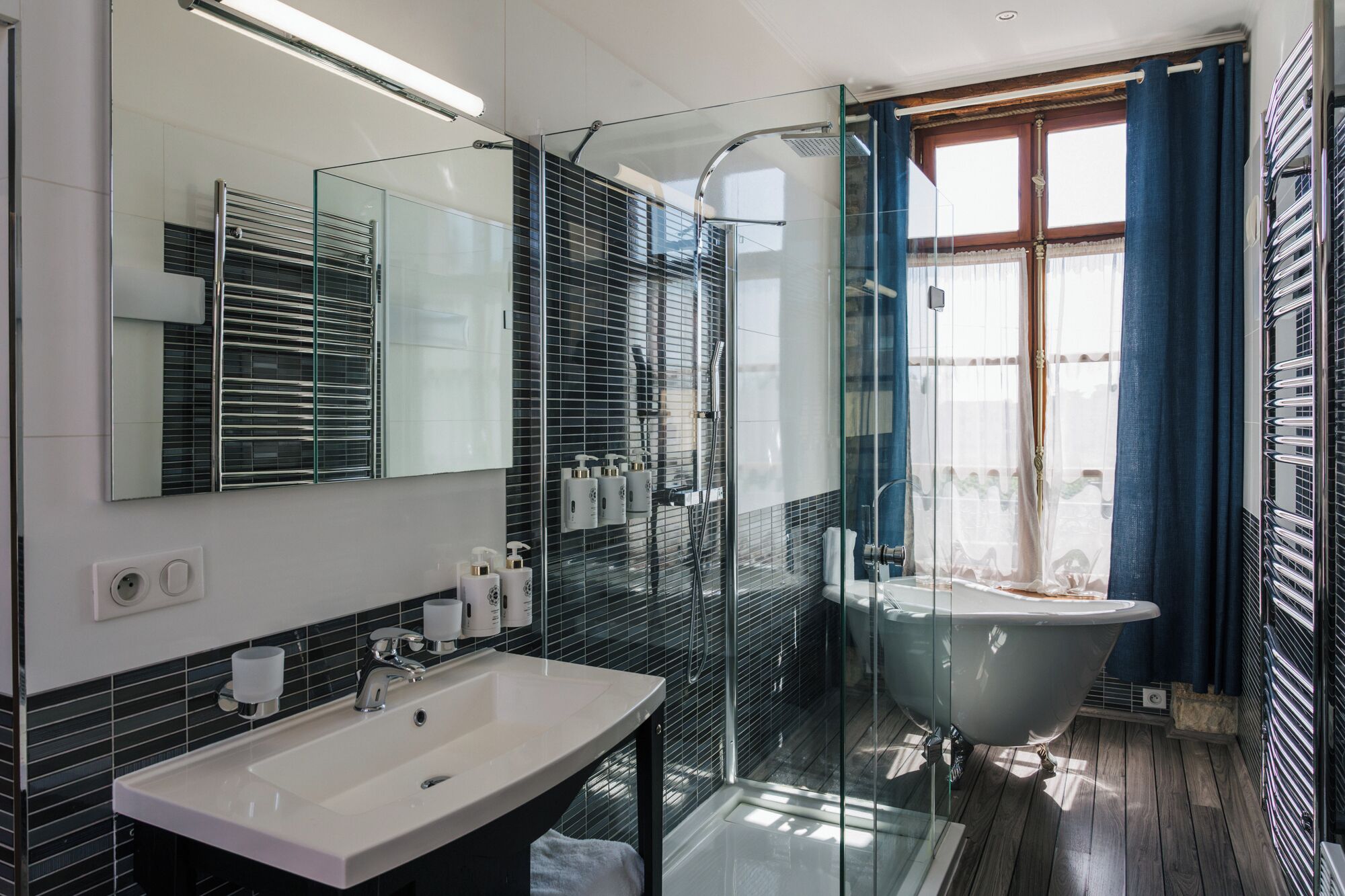 Junior Double Room | Bathroom | Shower, free toiletries, hair dryer, slippers