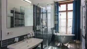 Junior Double Room | Bathroom | Shower, free toiletries, hair dryer, slippers