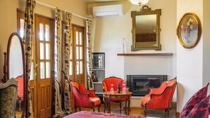 Junior Double Room | Premium bedding, in-room safe, desk, iron/ironing board (on request) - Hotel Les Deux Chevres Gevrey-Chambertin (Gevrey-Chambertin)