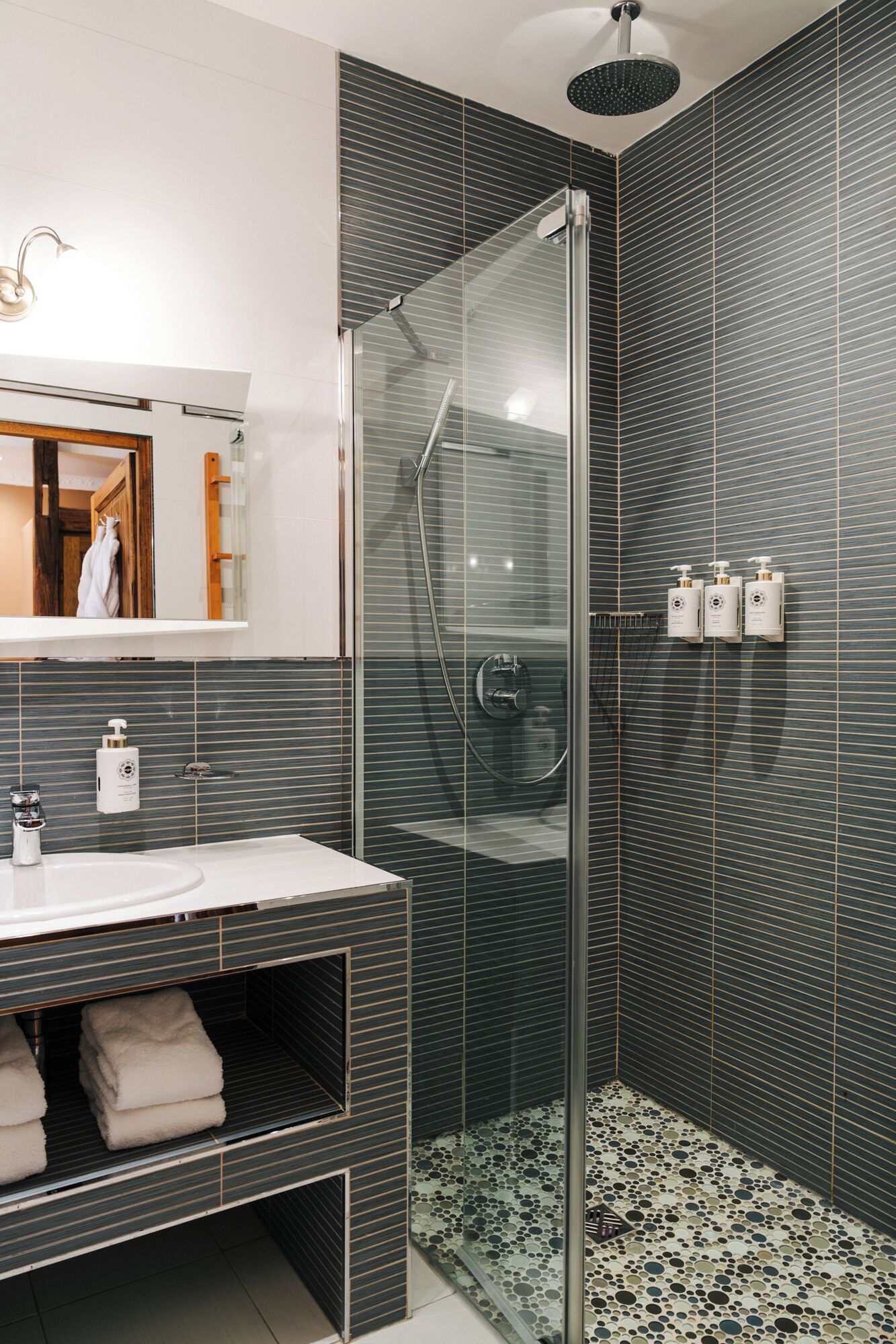 Standaard tweepersoonskamer | Badkamer | Een douche, gratis toiletartikelen, een haardroger, pantoffels