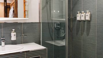 Standaard tweepersoonskamer | Badkamer | Een douche, gratis toiletartikelen, een haardroger, pantoffels