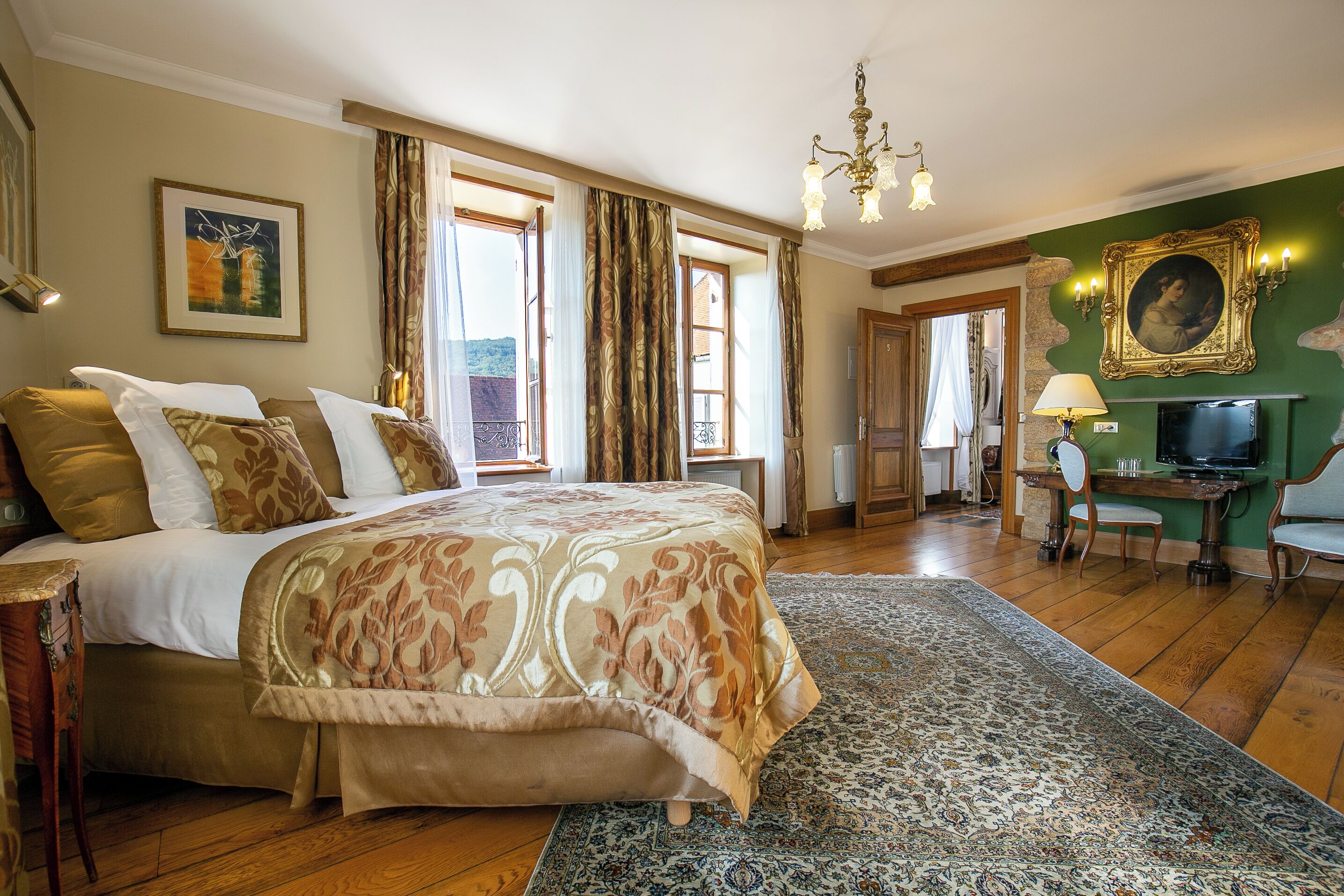 Ropa de cama de alta calidad y caja de seguridad en la habitación 