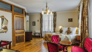 Junior Double Room | Premium bedding, in-room safe, desk, iron/ironing board (on request) - Hotel Les Deux Chevres Gevrey-Chambertin (Gevrey-Chambertin)