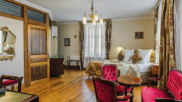 Habitación junior doble | Ropa de cama de alta calidad, caja fuerte, escritorio