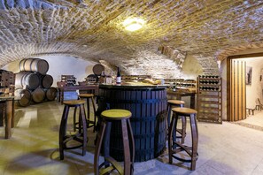Bar (on property) - Hotel Les Deux Chevres Gevrey-Chambertin (Gevrey-Chambertin)