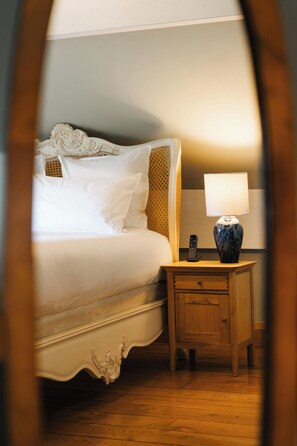 A hotel room with a bed, a nightstand, a lamp, and a telephone. - Hotel Les Deux Chevres Gevrey-Chambertin (Gevrey-Chambertin)