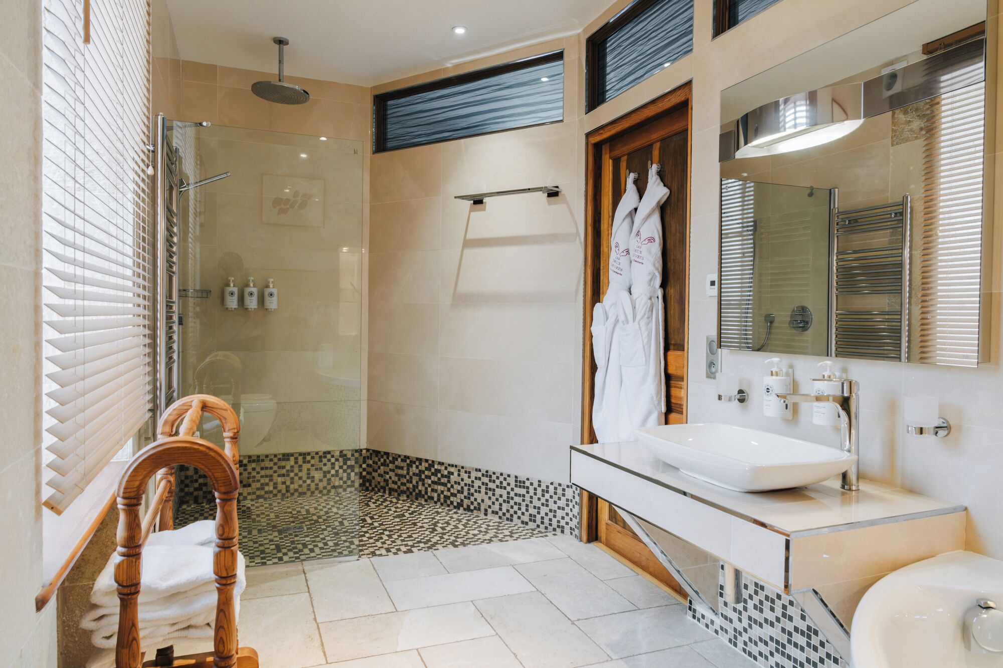 Junior Double Room | Bathroom | Shower, free toiletries, hair dryer, slippers