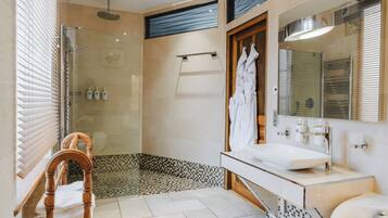 Junior Double Room | Bathroom | Shower, free toiletries, hair dryer, slippers