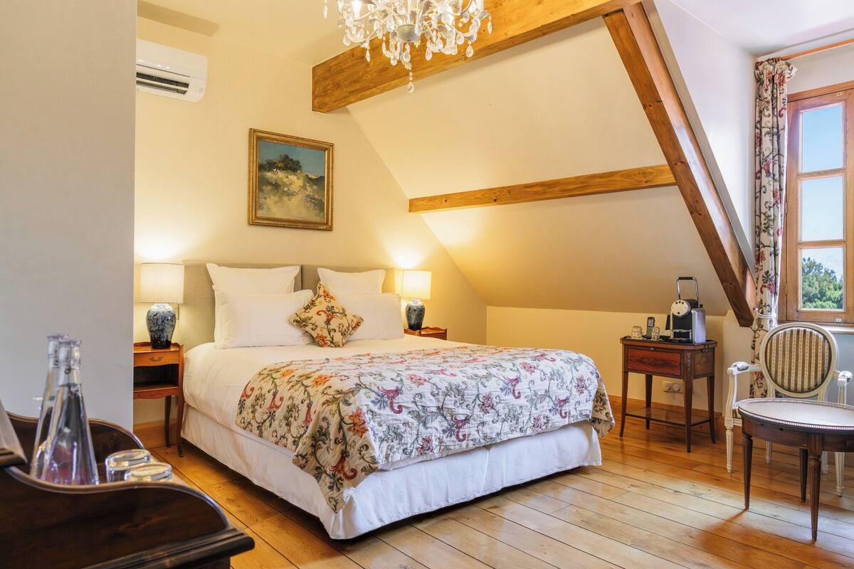 Deluxe Double Room | Premium bedding, in-room safe, desk, iron/ironing board (on request)