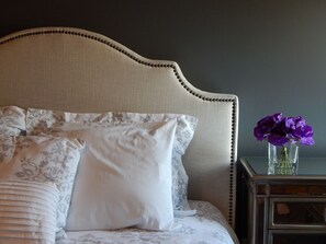 Signature Suite | Premium bedding, in-room safe, desk, iron/ironing board - Hotel Les Deux Chevres Gevrey-Chambertin (Gevrey-Chambertin)