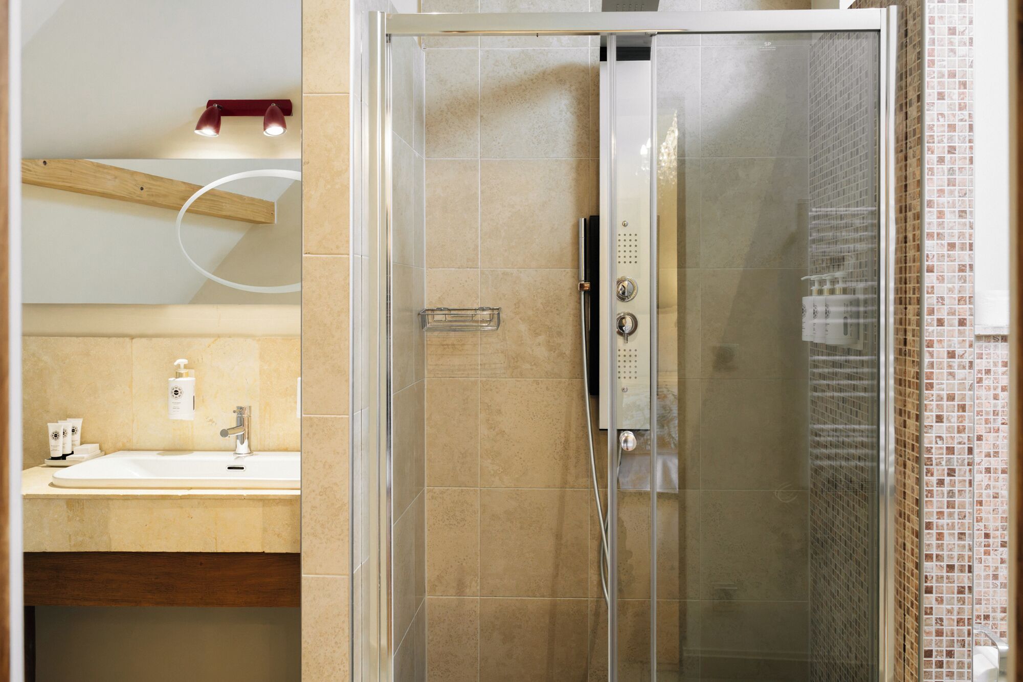 Een moderne badkamer met een douchecabine van glas, een wastafelmeubel en een spiegel.