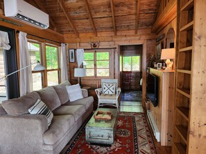 TV connectée, lecteur de DVD, livres, vidéothèque