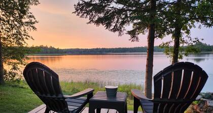 Private lake cabin. WiFi, Beach, Pontoon Rental. Booking for summer of 26!