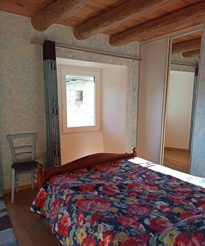 3 bedrooms, iron/ironing board, bed sheets
