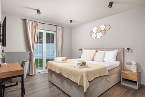 5 bedrooms, desk, iron/ironing board, travel crib