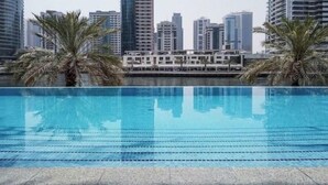 من حمّامات السباحة المغطاة