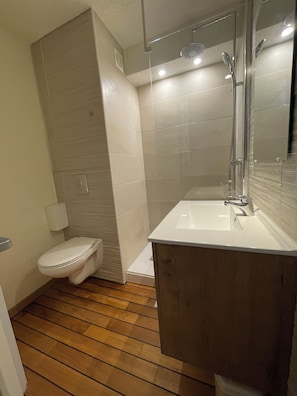 Suihku, hiustenkuivaaja