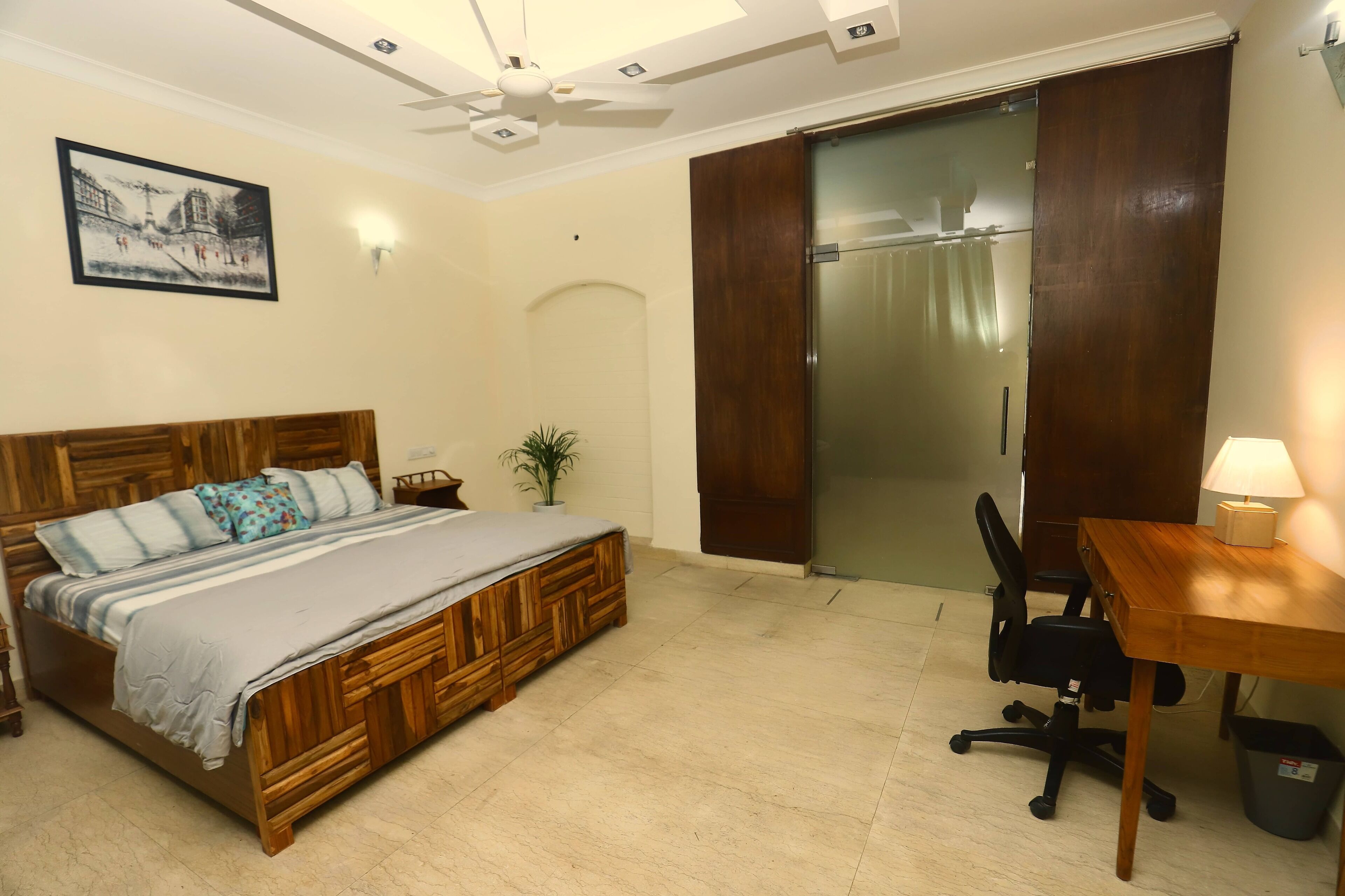 Room, 1 Queen Bed | Desk, laptop workspace, free WiFi