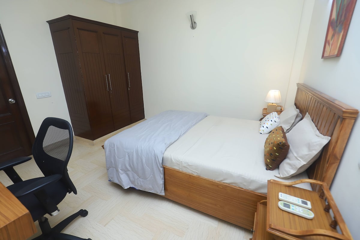 Desk, laptop workspace, free WiFi