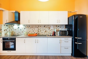 Superior Apartment | Private kitchen | Full-sized fridge, microwave, oven, stovetop - Fandango by halu! (Thessaloniki)