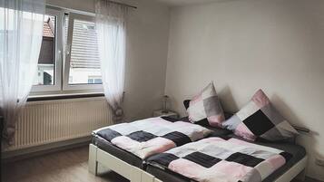 2 Schlafzimmer, Schreibtisch, WLAN, BettwÀsche