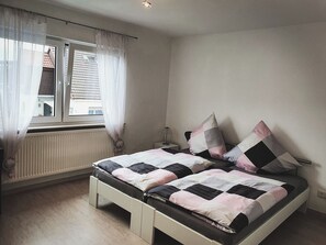 2 makuuhuonetta, työpöytä, Wi-Fi, vuodevaatteet