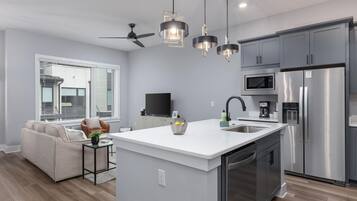 Microondas, horno, parrilla de estufa y lavavajillas