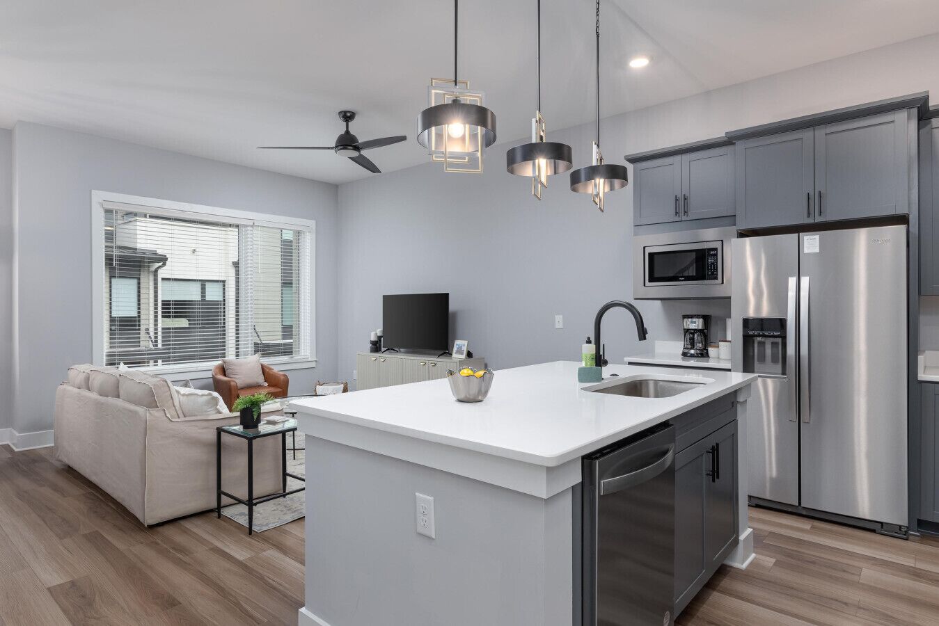 Een magnetron, een oven, een kookplaat, een vaatwasser