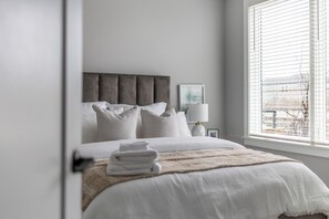 2 slaapkamers, een bureau, reisbedje, wifi