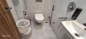 Luxury Double Room, Air conditioning | Bathroom | Shower, rainfall showerhead, free toiletries, bidet