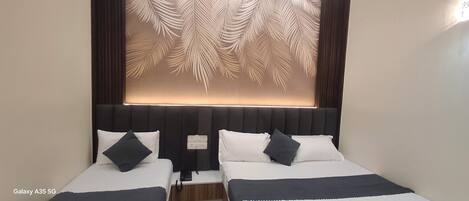 Luxury Triple Room, 1 Bedroom, Air conditioning | Premium bedding, down duvets, memory-foam beds, individually decorated