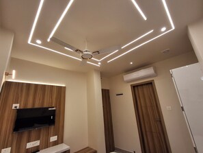 Premium bedding, down duvets, memory-foam beds, individually decorated - Raghav Vilas (Varanasi)