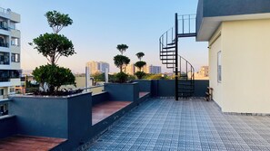 Rooftop terrace - Stay 10 Parallel Apartment Hotel (Indore)
