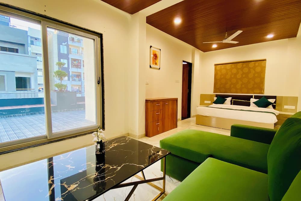 Stay 10 Parallel Apartment Hotel