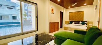 Stay 10 Parallel Apartment Hotel