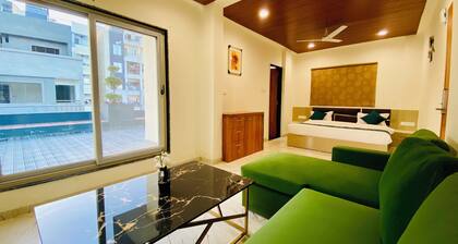 Stay 10 Parallel Apartment Hotel