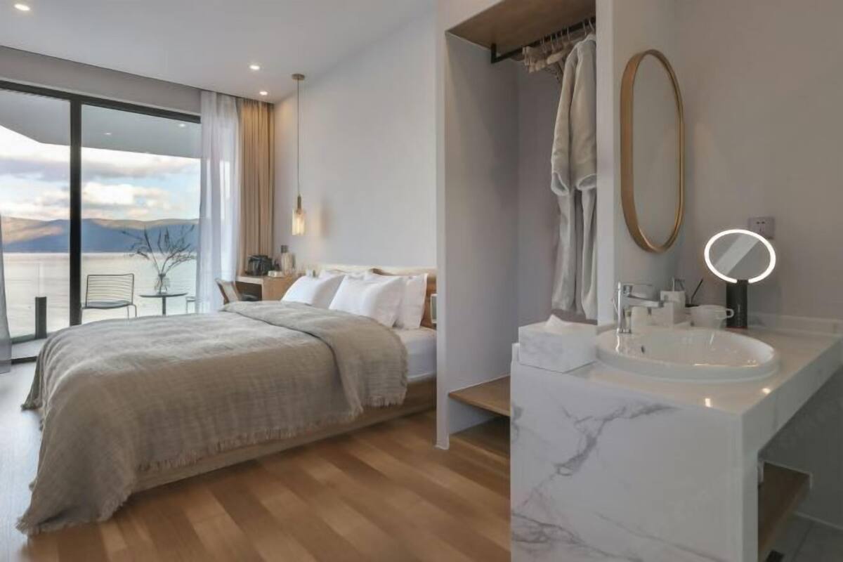 Premium bedding, blackout curtains, iron/ironing board (on request)
