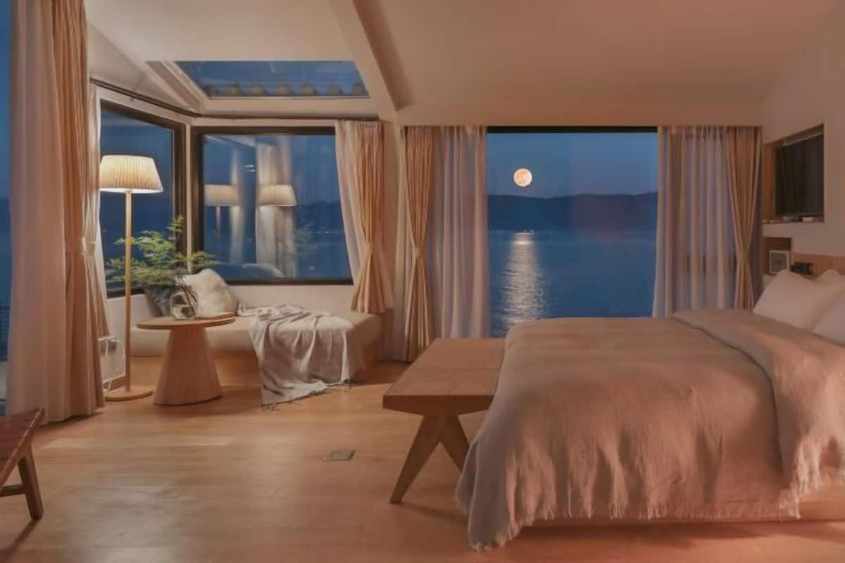 Premium bedding, blackout curtains, iron/ironing board (on request)