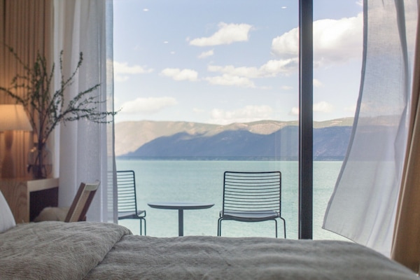 Habitación estándar doble, balcón, vistas al lago | 1 dormitorio, ropa de cama de alta calidad, cortinas opacas
