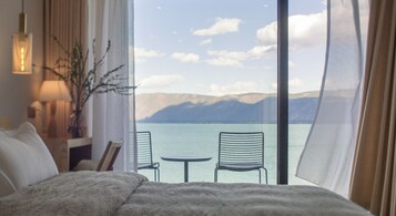 标准双人房, 阳台, 湖景 | 1 多间卧室、高档床上用品、遮光窗帘、熨斗/熨板