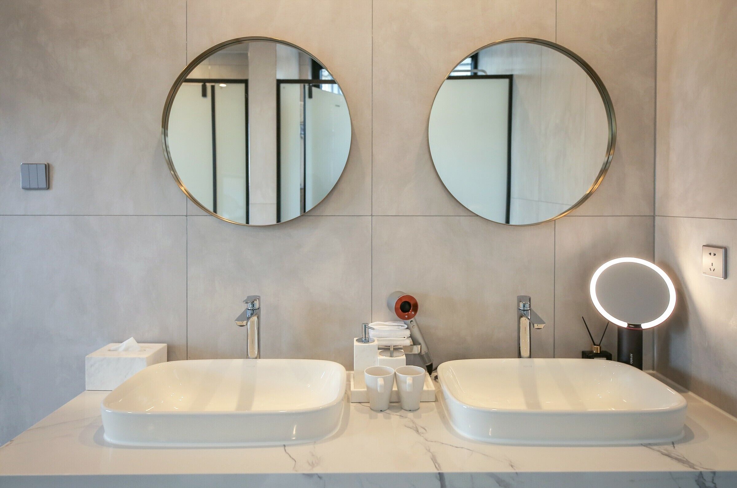Habitación doble superior, balcón, vistas al lago | Ropa de cama de alta calidad y cortinas opacas