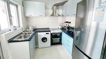 Apartment, 3 Bedrooms, City View | Private kitchen