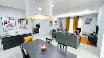 Appartement, 3 chambres, vue ville | Salle Ă  manger