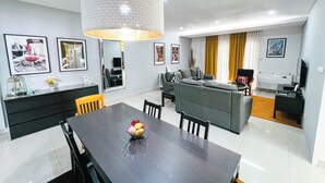 Departamento, 3 habitaciones, vista a la ciudad | Comedor
