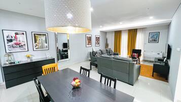 Apartment, 3 Bedrooms, City View | Dining room