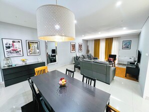 Apartamento, 3 quartos, vista para a cidade | Sala de jantar