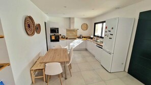 Private kitchen - Comfortable villa with private pool in quiet, secure residence (Narbonne)